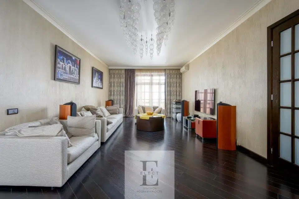 Продаётся 4-комнатная квартира, 154.7 м²