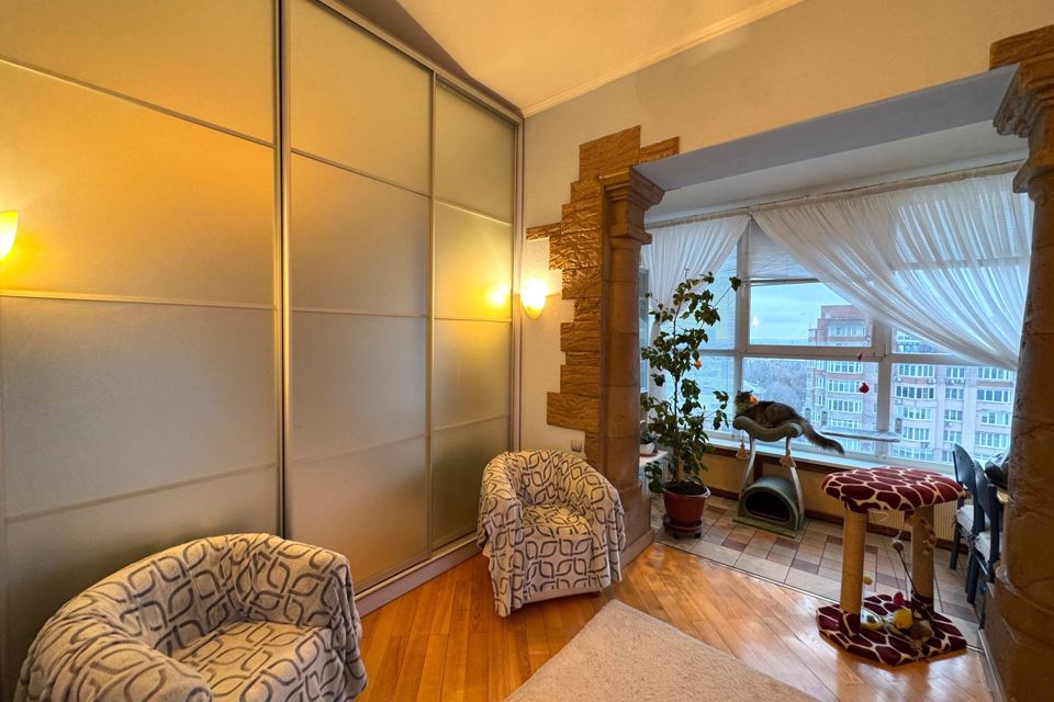 Продаётся 4-комнатная квартира, 203 м²