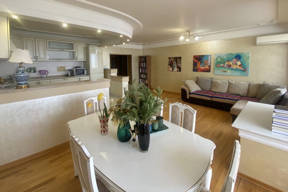 Продаётся 4-комнатная квартира, 184 м²