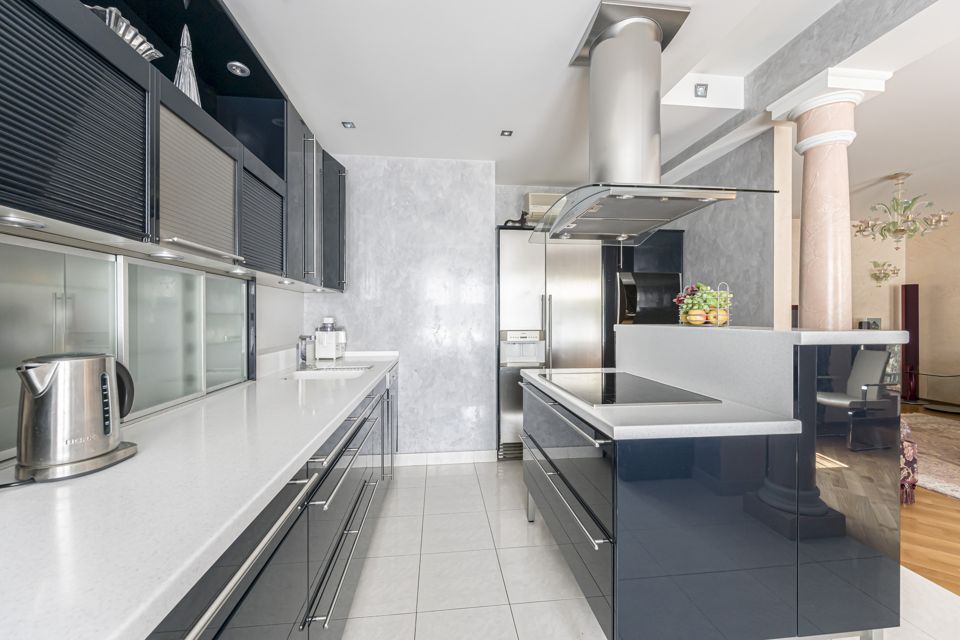 Продаётся 4-комнатная квартира, 230 м²