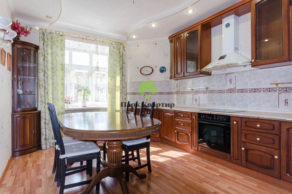 Продаётся 4-комнатная квартира, 140 м²