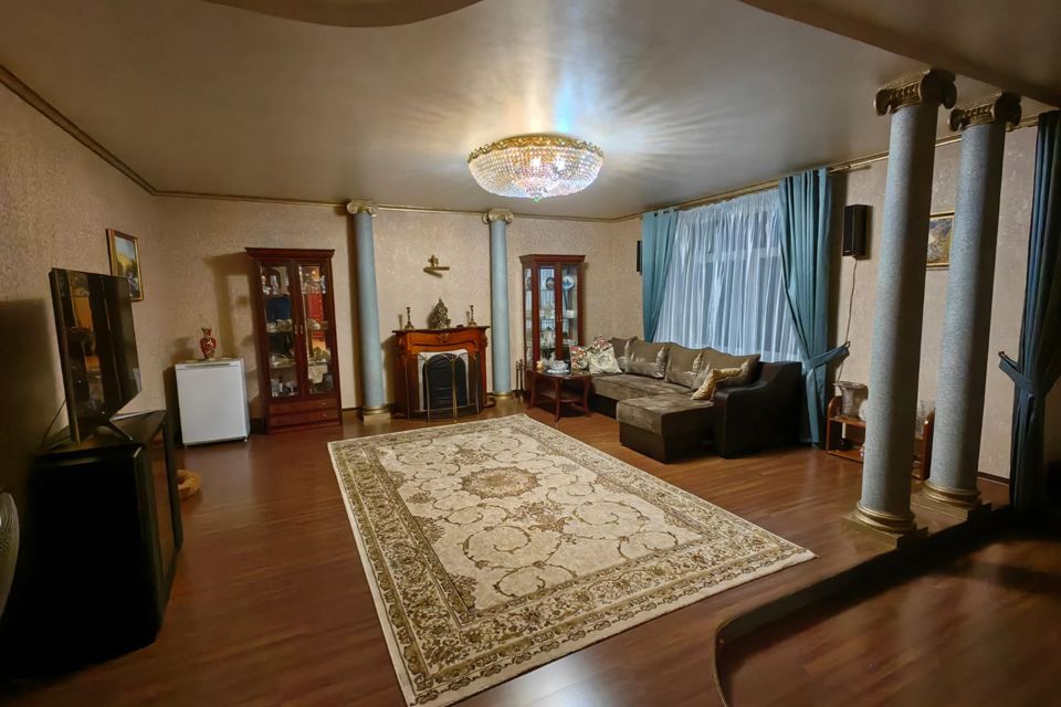 Продаётся 3-комнатная квартира, 135.9 м²
