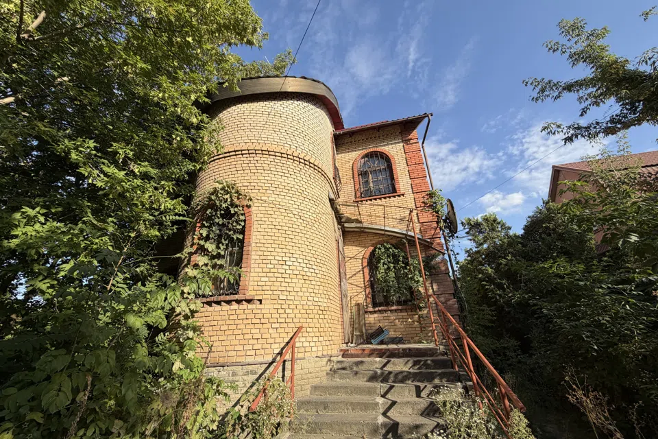 Продаётся 3-этажный дом, 450 м²