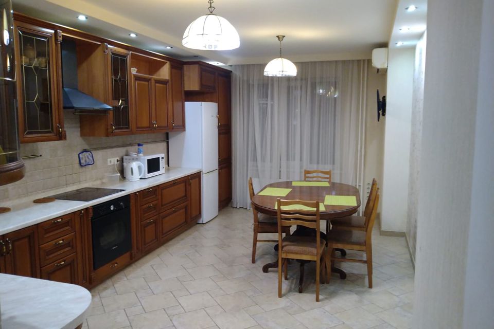 Сдаётся 3-комнатная квартира, 130 м²