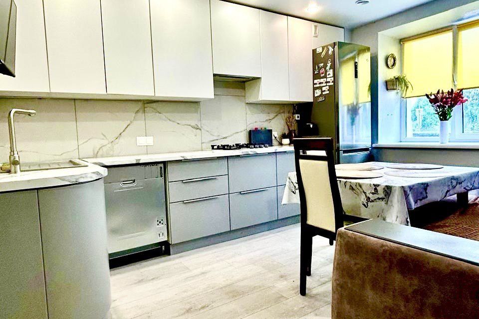 Продаётся 4-комнатная квартира, 82 м²