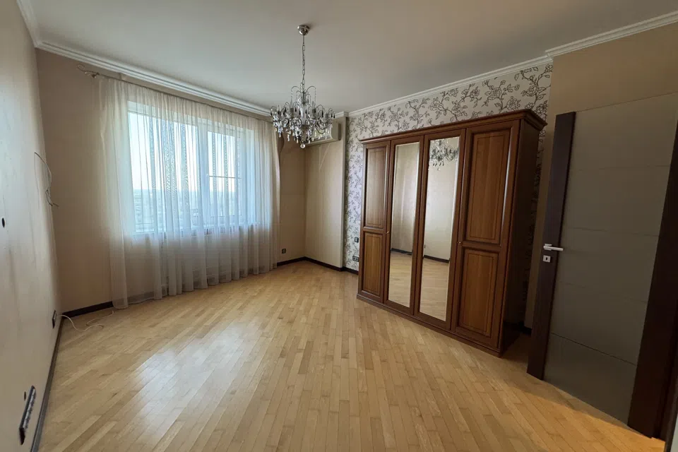 Продаётся 3-комнатная квартира, 140 м²