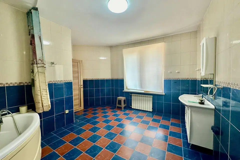 Продаётся 4-комнатная квартира, 134 м²