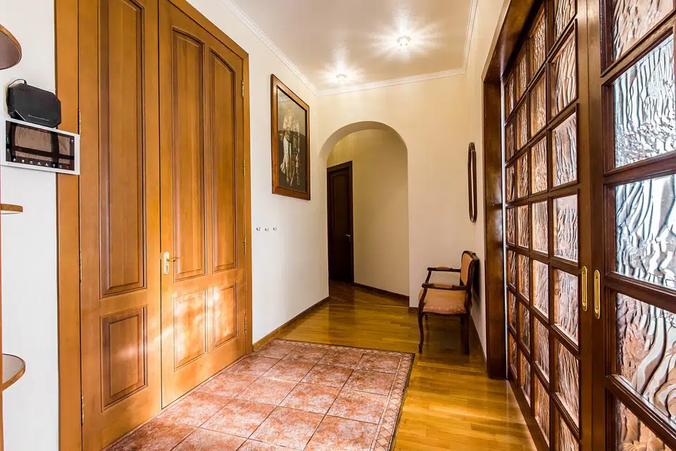 Продаётся 4-комнатная квартира, 179.9 м²