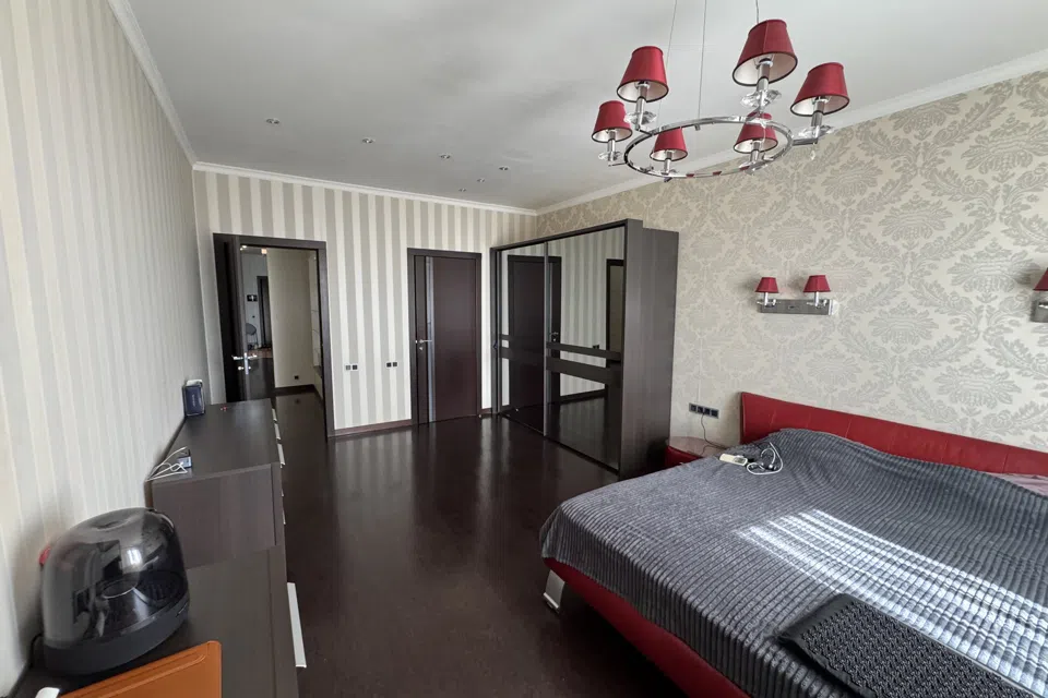 Продаётся 3-комнатная квартира, 140 м²