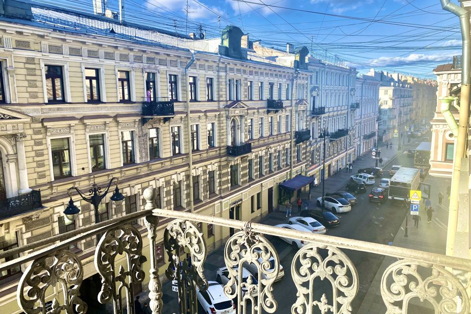 Продаётся 5-комнатная квартира, 179.8 м²