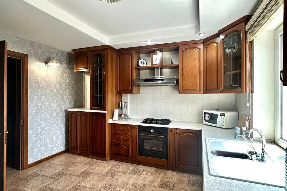 Продаётся 4-комнатная квартира, 162.7 м²