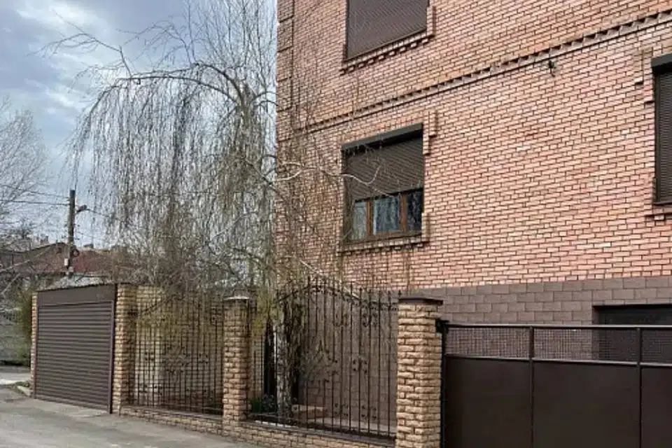 Продаётся 3-этажный дом, 415 м²