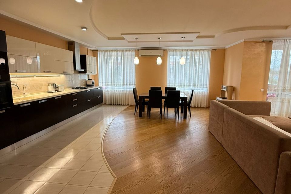 Продаётся 4-комнатная квартира, 160 м²
