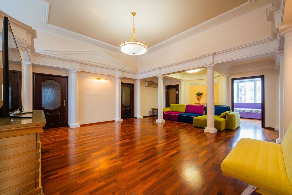 Продаётся 4-комнатная квартира, 229.7 м²