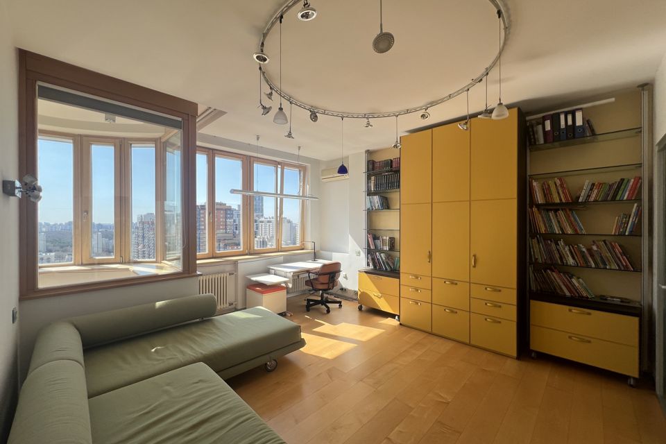 Продаётся 3-комнатная квартира, 130 м²