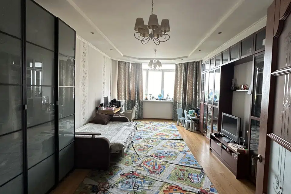 Продаётся 3-комнатная квартира, 107.5 м²