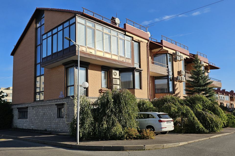 Продаётся 4-комнатная квартира, 246.4 м²