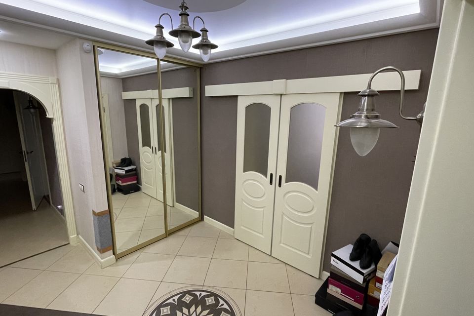 Продаётся 4-комнатная квартира, 173.9 м²