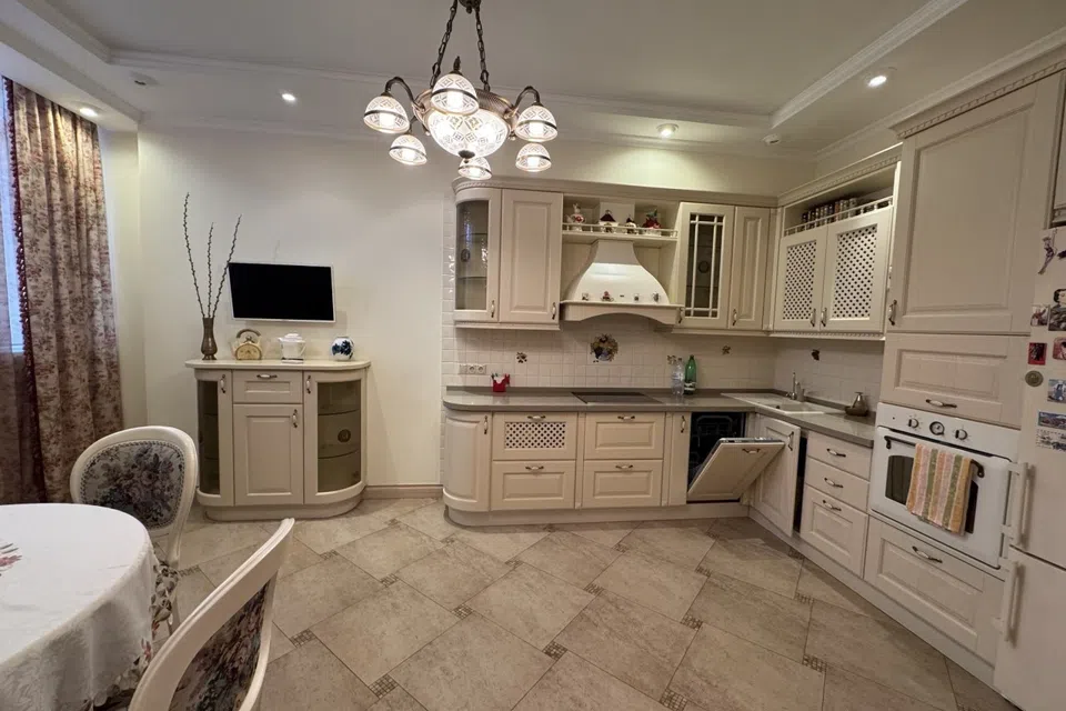 Продаётся 3-комнатная квартира, 107 м²