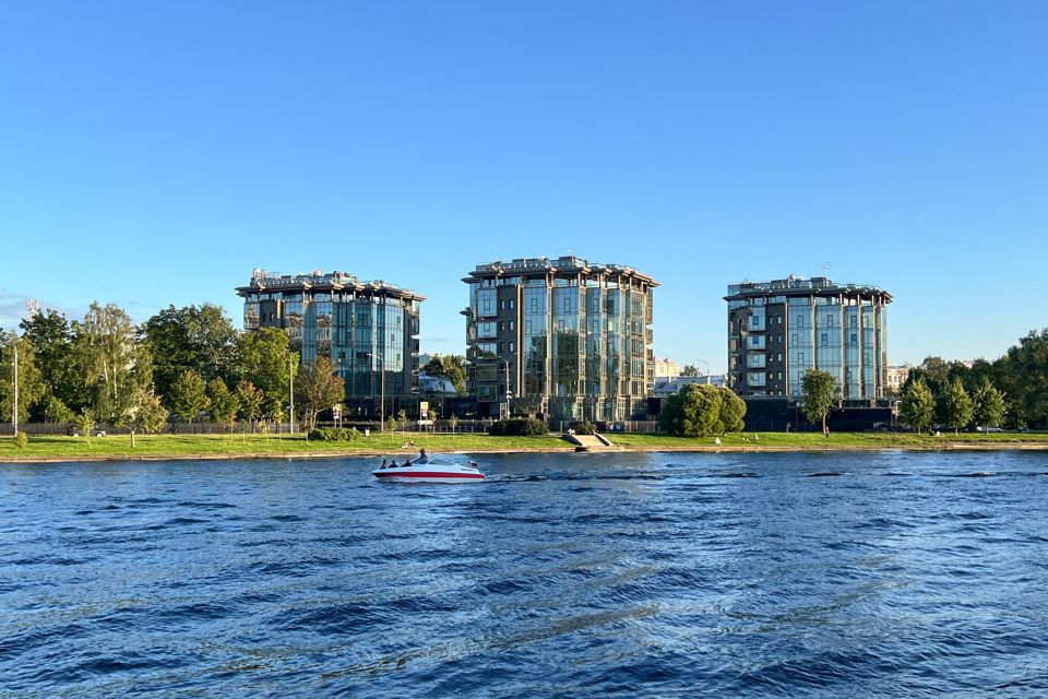 Продаётся 4-комнатная квартира, 191.1 м²