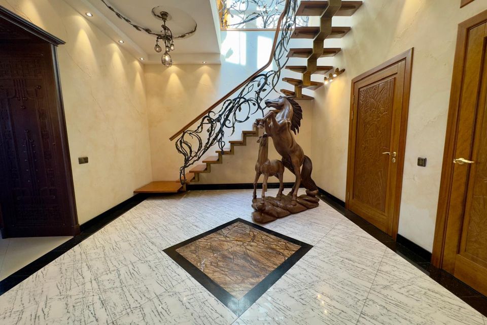 Продаётся 4-комнатная квартира, 224 м²