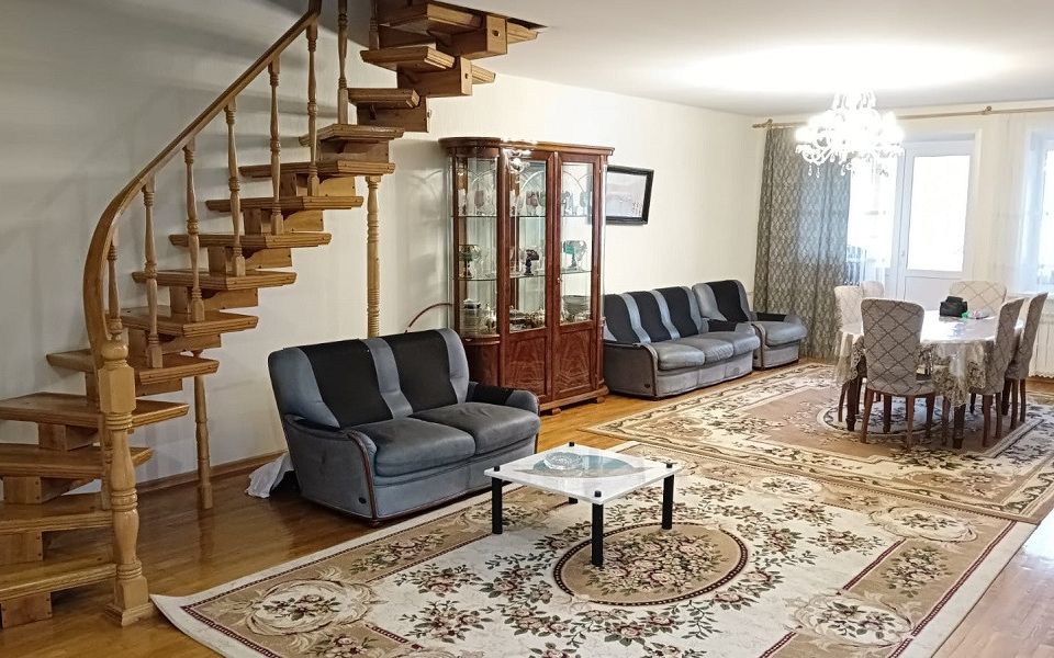 Продаётся 4-комнатная квартира, 187 м²