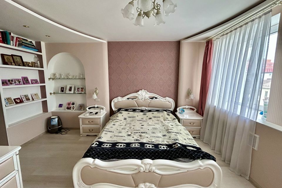Продаётся 4-комнатная квартира, 111.1 м²