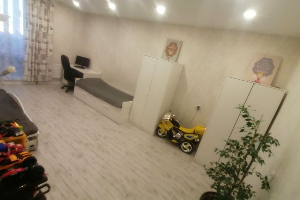Продаётся 3-комнатная квартира, 100 м²