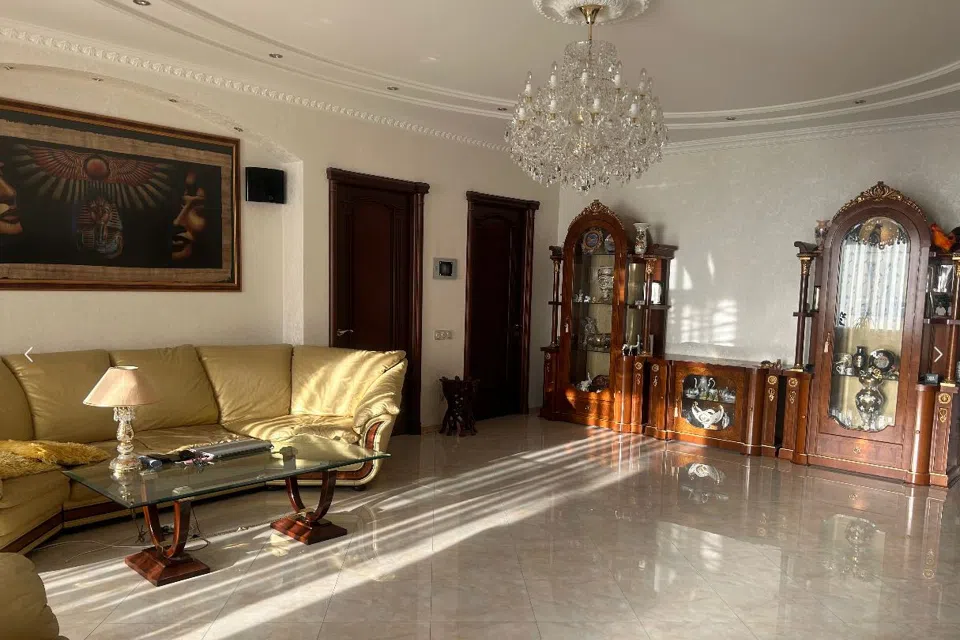 Продаётся 3-комнатная квартира, 130 м²