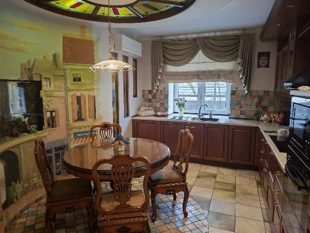 Продаётся 5-комнатная квартира, 197 м²
