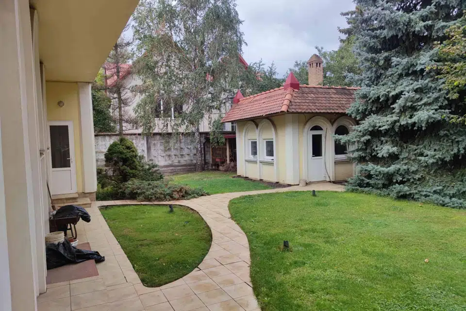 Продаётся 3-этажный дом, 577 м²