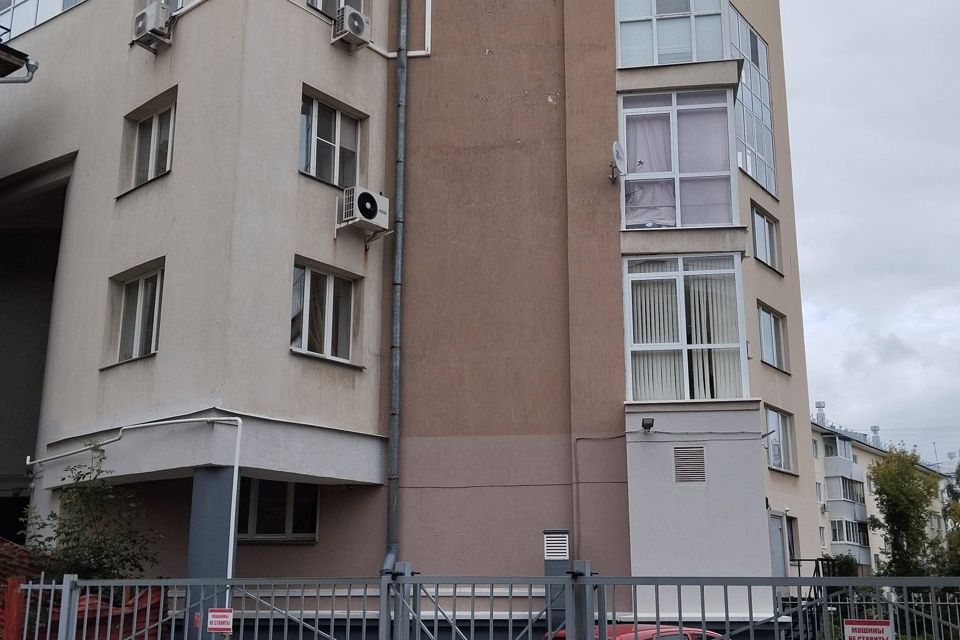 Продаётся 4-комнатная квартира, 261.7 м²