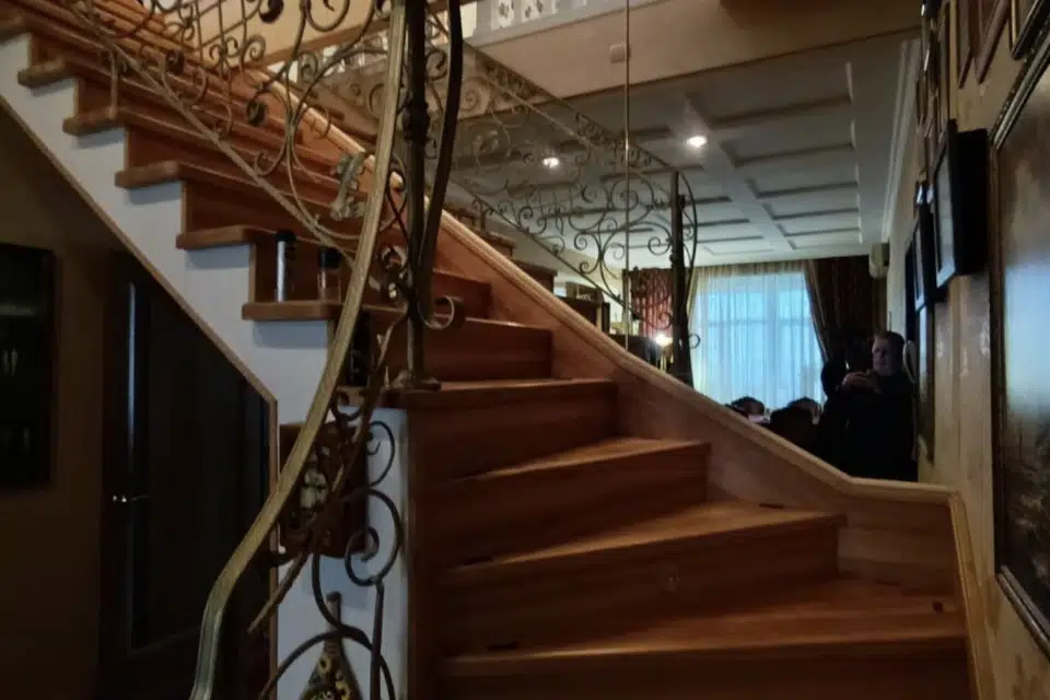 Продаётся 4-комнатная квартира, 196 м²