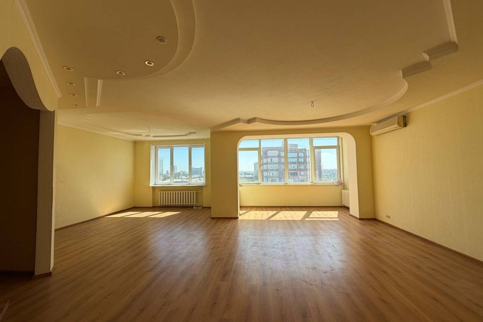 Продаётся 4-комнатная квартира, 180 м²