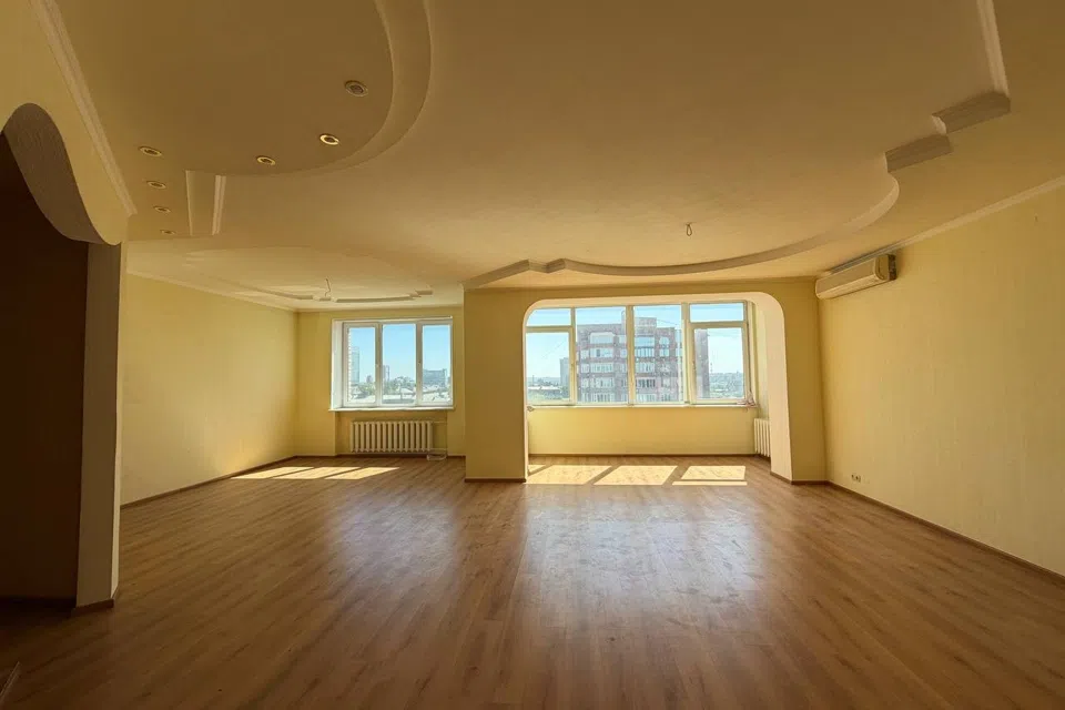 Продаётся 4-комнатная квартира, 180 м²