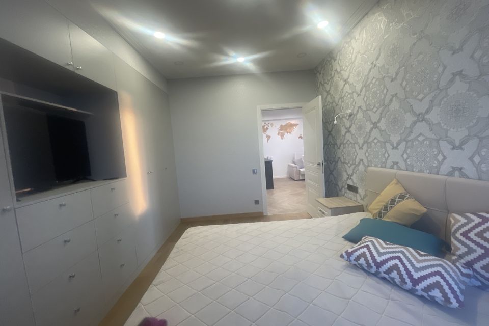 Продаётся 4-комнатная квартира, 450 м²