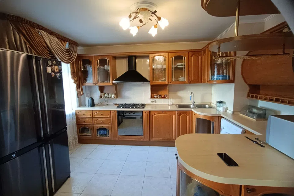 Продаётся 4-комнатная квартира, 185 м²