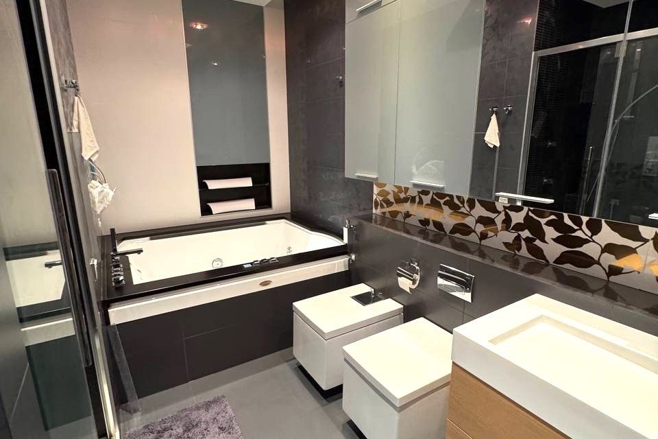 Продаётся 4-комнатная квартира, 147.3 м²