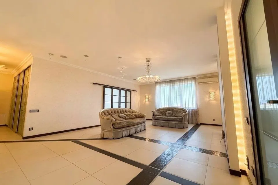 Продаётся 3-комнатная квартира, 145 м²