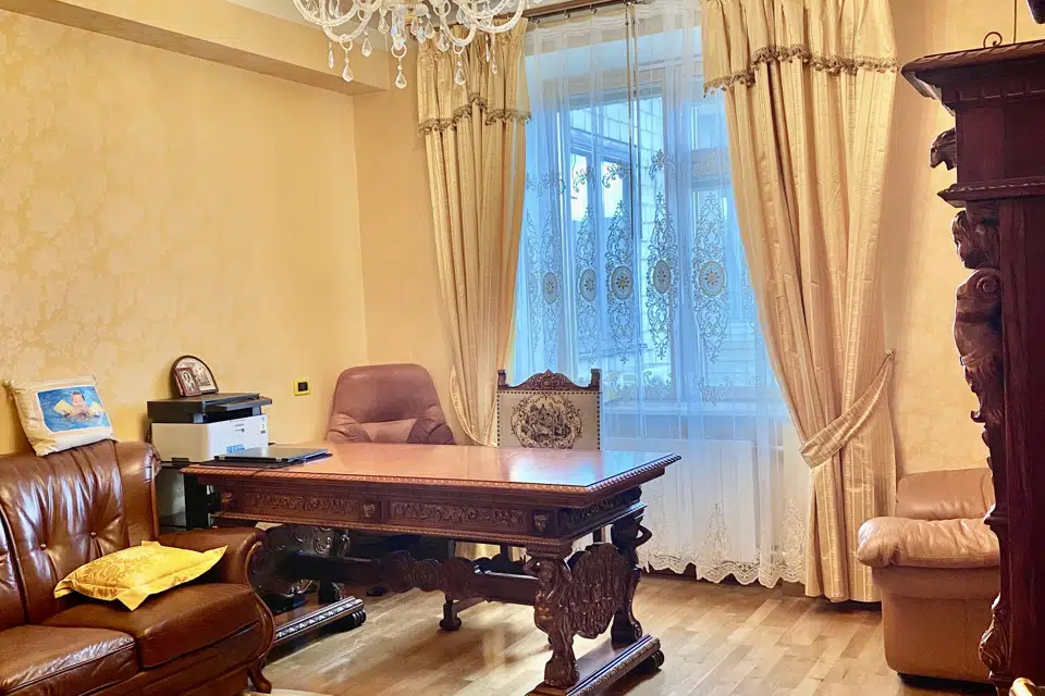 Продаётся 4-комнатная квартира, 281 м²