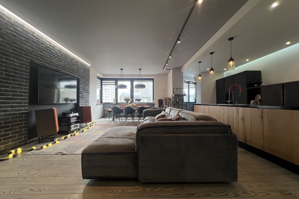 Продаётся 4-комнатная квартира, 145 м²