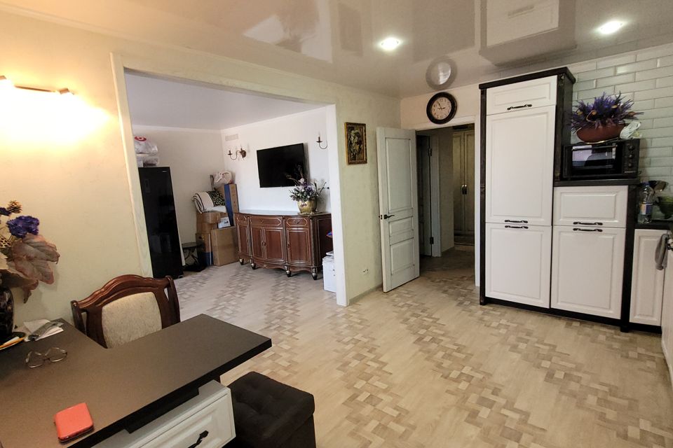 Продаётся 1-комнатная квартира, 64 м²