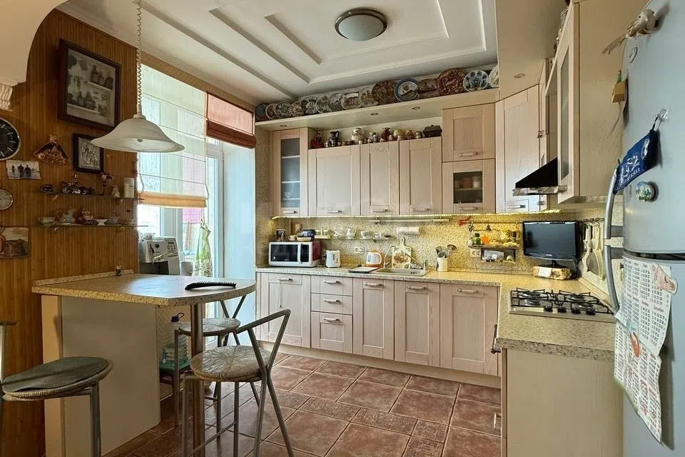Продаётся 3-комнатная квартира, 196 м²