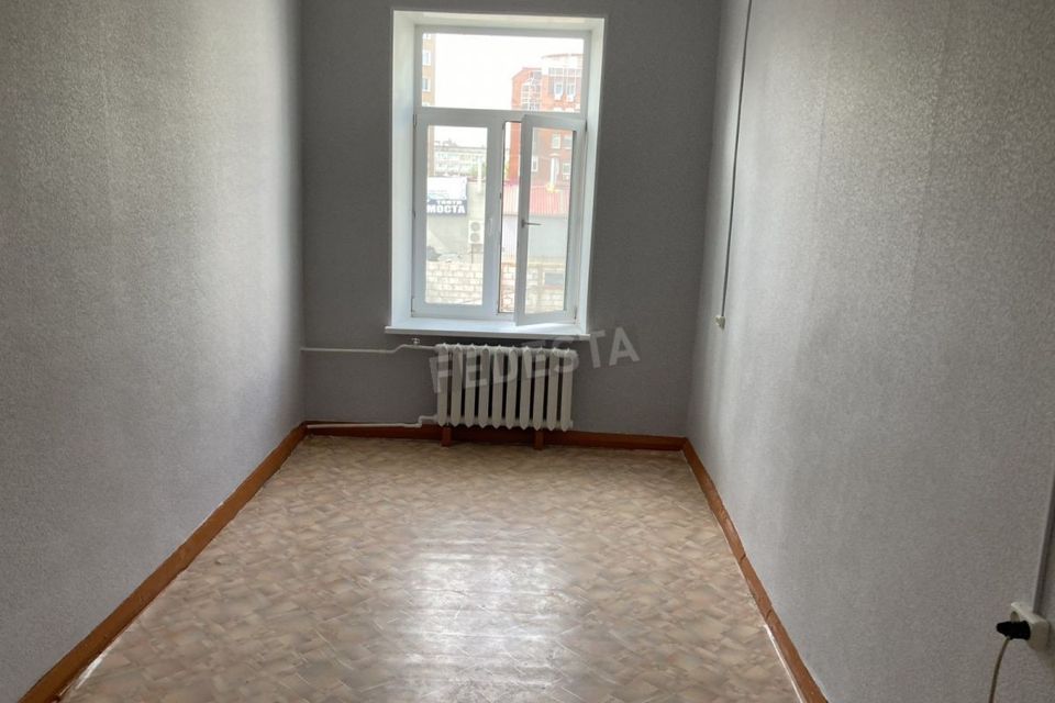 Продаётся 4 комнаты в 5-комн. квартире, 16 м²