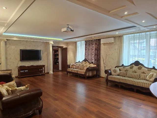 Продаётся 5-комнатная квартира, 197 м²