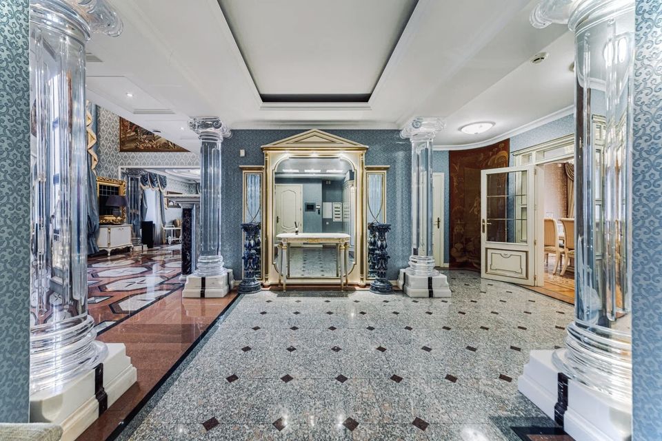 Продаётся 4-комнатная квартира, 332 м²