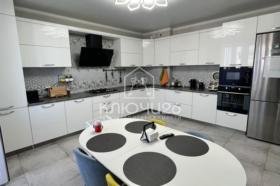 Продаётся 3-комнатная квартира, 135 м²