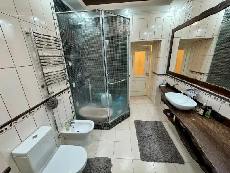 Продаётся 3-комнатная квартира, 136 м²