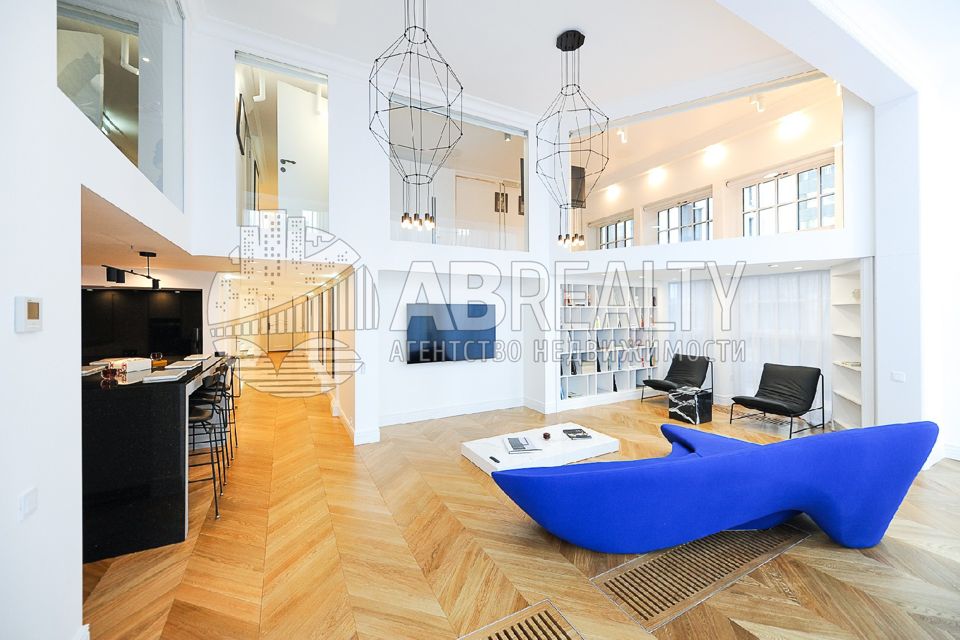 Продаётся 4-комнатная квартира, 305 м²