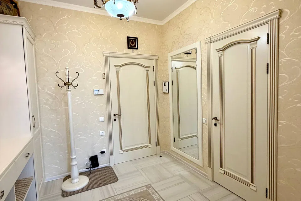 Продаётся 3-комнатная квартира, 140 м²